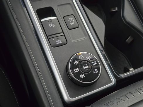 Used 2025 Nissan Pathfinder SL AWD/4WD image 35
