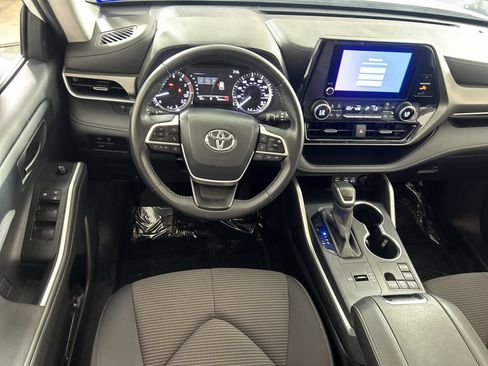 Used 2025 Toyota Highlander LE FWD image 22