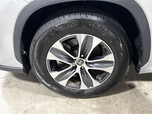 Used 2023 Toyota Highlander XLE image 26