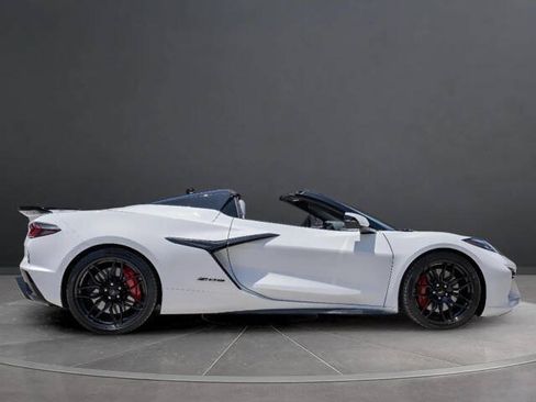 Used 2024 Chevrolet Corvette Z06 RWD image 3