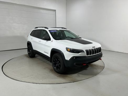 Used 2019 Jeep Cherokee Trailhawk w/ Cold Weather Group AWD/4WD image 2
