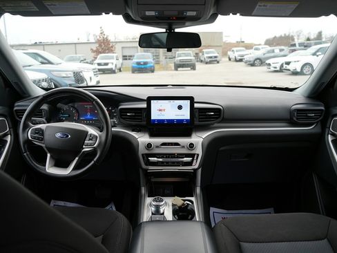 Used 2023 Ford Explorer XLT image 10