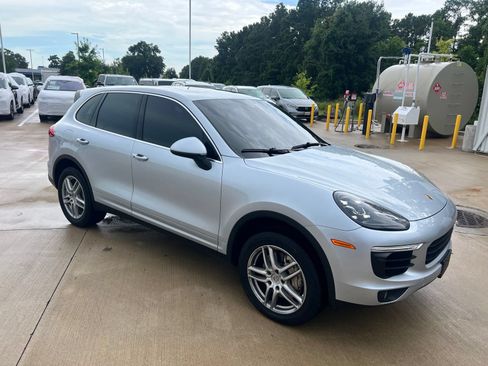 Used 2017 Porsche Cayenne S AWD/4WD image 2