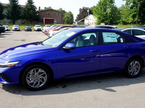 Used 2024 Hyundai Elantra SEL image 2