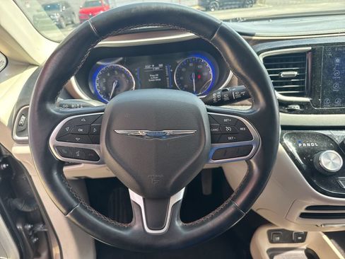 Used 2017 Chrysler Pacifica Touring-L FWD image 33