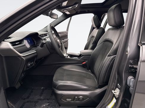 Used 2023 Jeep Grand Cherokee Altitude image 11