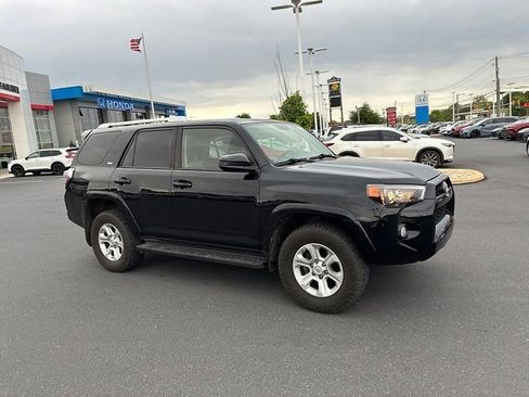 Used 2018 Toyota 4Runner SR5 AWD/4WD image 3