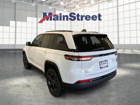 Used 2024 Jeep Grand Cherokee Altitude AWD/4WD image 3