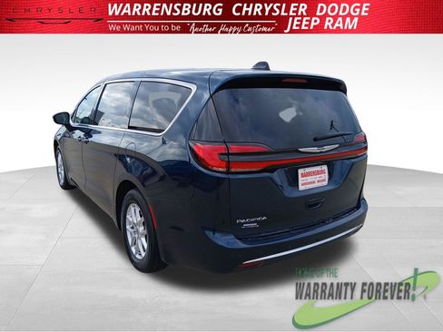 Used 2023 Chrysler Pacifica Touring-L FWD image 6