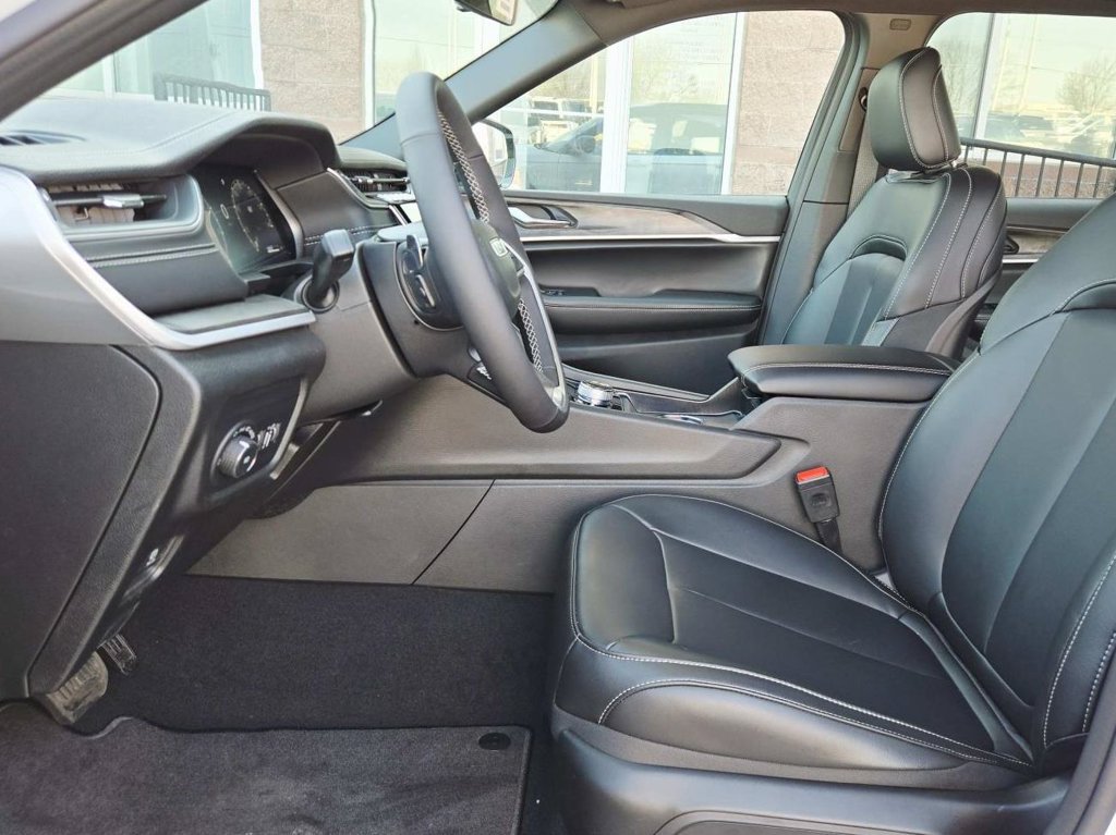 Certified 2025 Jeep Grand Cherokee Limited AWD/4WD image 14
