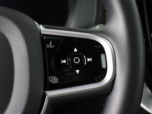 Certified 2025 Volvo XC90 B5 Core image 11