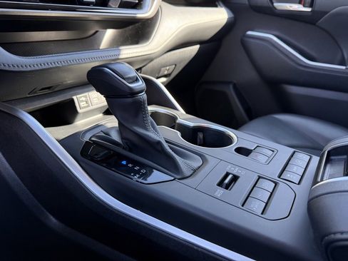 Used 2022 Toyota Highlander XLE image 31