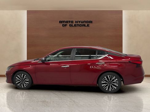 Used 2025 Nissan Altima 2.5 SV FWD image 2