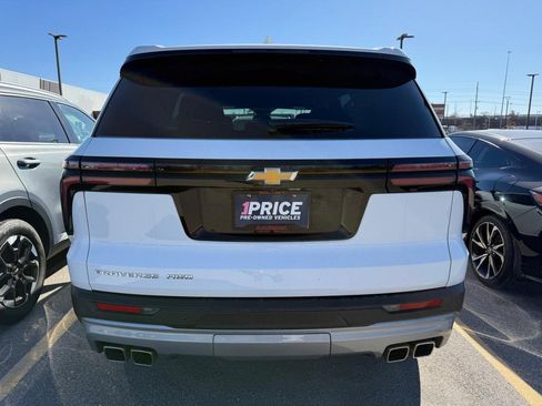 Used 2025 Chevrolet Traverse LT image 3