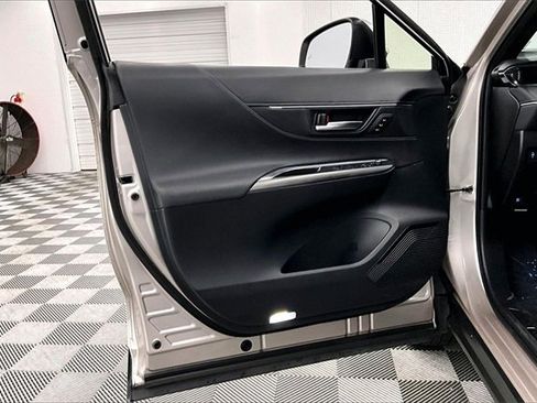 Used 2021 Toyota Venza XLE image 17