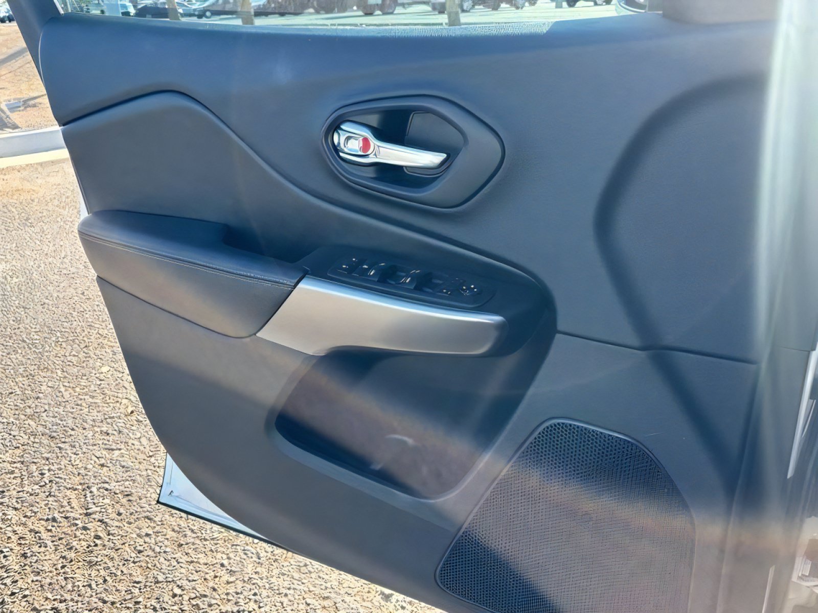 Used 2019 Jeep Cherokee Latitude Plus w/ Comfort/Convenience Group FWD image 11
