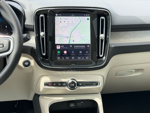 Certified 2023 Volvo XC40 B4 Plus w/ Protection Package Premier FWD image 15