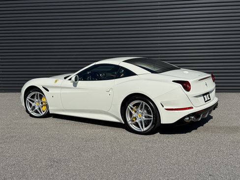 Used 2017 Ferrari California T image 3