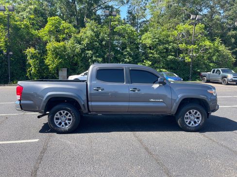 Used 2017 Toyota Tacoma SR5 w/ Tow Package RWD image 21