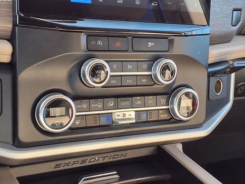 Used 2024 Ford Expedition Limited image 13