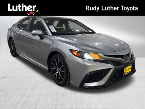 Used 2022 Toyota Camry SE image 1