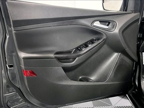 Used 2018 Ford Focus SE w/ SE Appearance Package FWD image 22