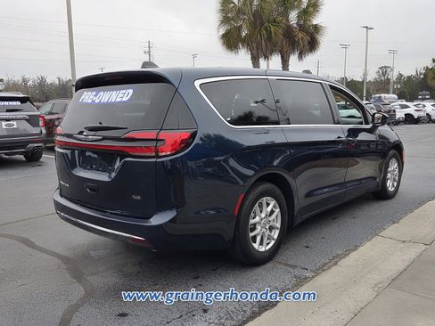Used 2024 Chrysler Pacifica Touring-L image 5