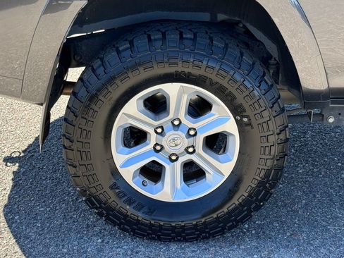 Used 2021 Toyota 4Runner SR5 Premium w/ Moonroof Package AWD/4WD image 15