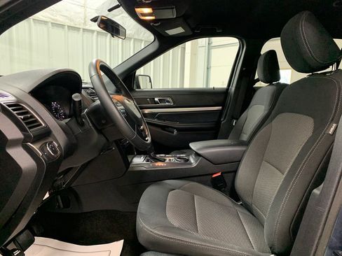 Used 2018 Ford Explorer XLT image 4