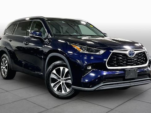 Used 2021 Toyota Highlander XLE AWD/4WD image 3