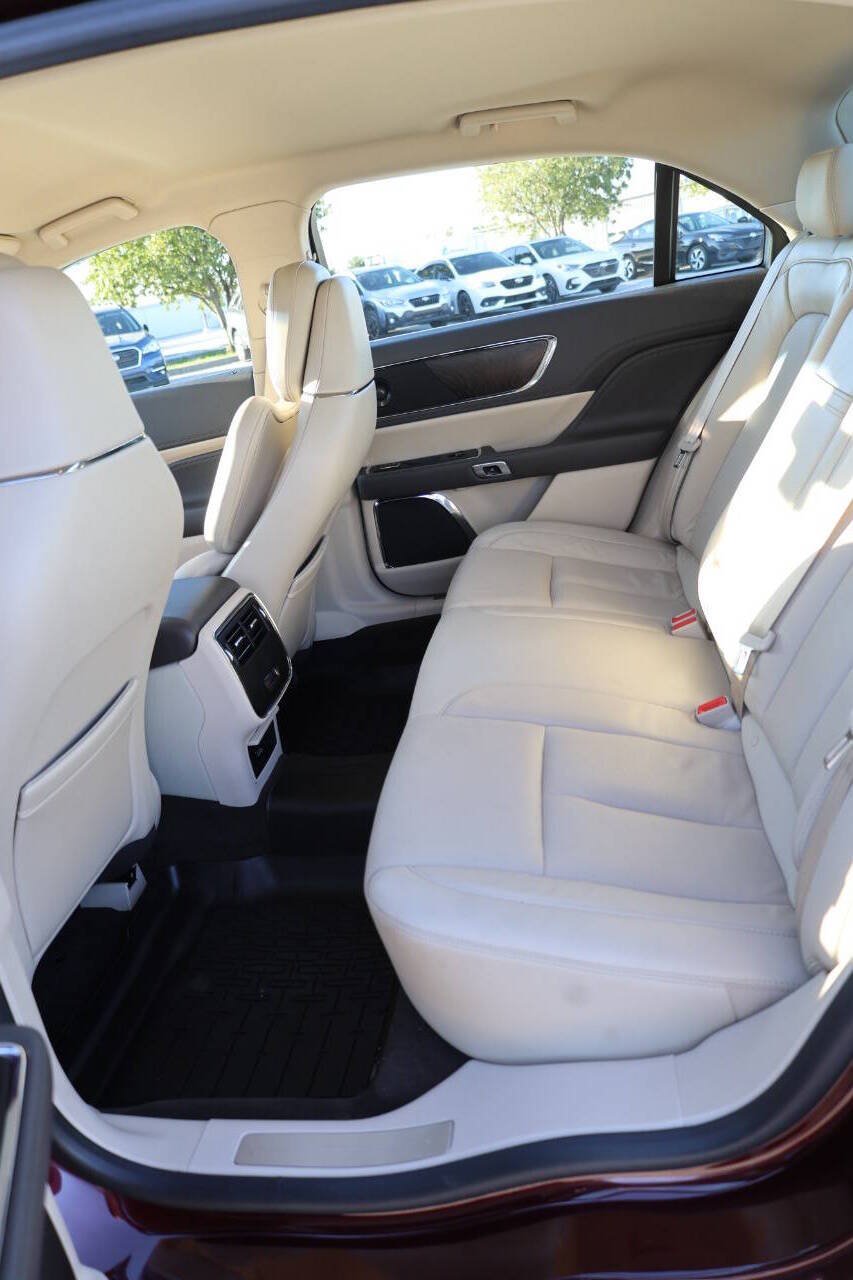Used 2019 Lincoln Continental Select w/ Continental Climate Package FWD image 17