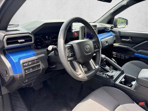 Certified 2025 Toyota Tacoma TRD Off-Road AWD/4WD image 9