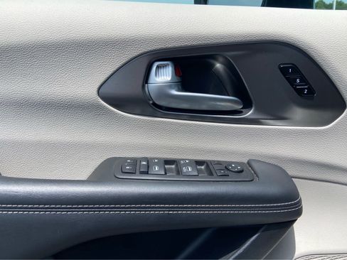 Used 2024 Chrysler Pacifica Touring-L FWD image 24