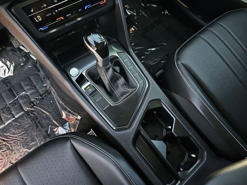 Used 2024 Volkswagen Tiguan SE w/ Panoramic Sunroof Package image 28