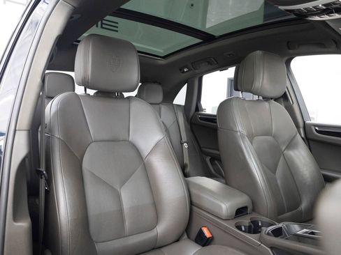 Certified 2023 Porsche Macan Base image 32