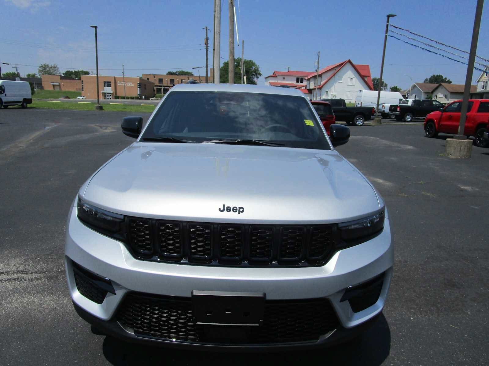 Used 2025 Jeep Grand Cherokee Limited w/ Black Appearance Package AWD/4WD image 8