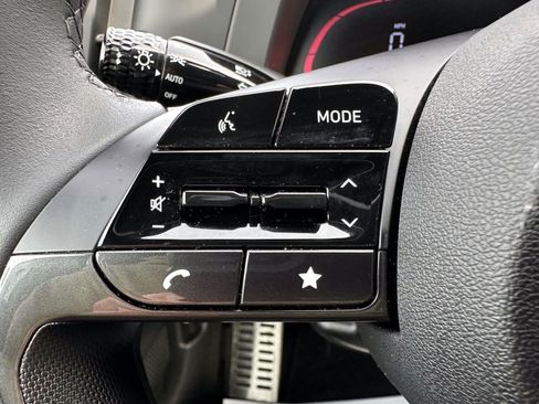 Used 2025 Hyundai Elantra Sport FWD image 16