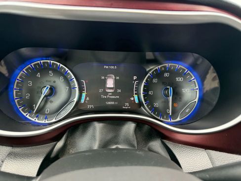 Used 2017 Chrysler Pacifica Limited image 19