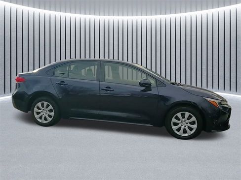 Used 2025 Toyota Corolla LE image 3
