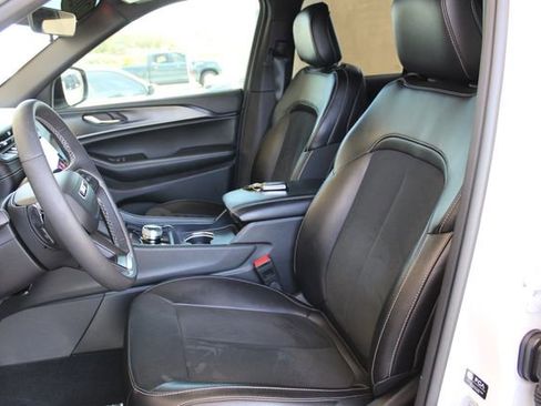 Used 2025 Jeep Grand Cherokee Altitude AWD/4WD image 11