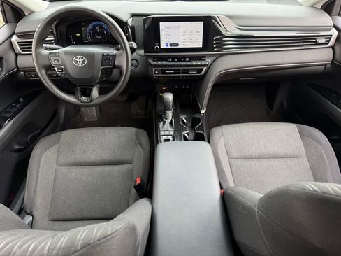 Used 2025 Toyota Camry LE image 11
