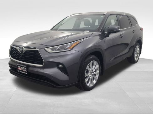 Used 2023 Toyota Highlander Limited image 3
