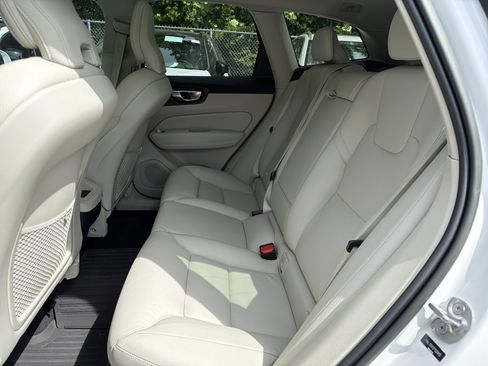 Certified 2023 Volvo XC60 B5 Core w/ Climate Package FWD image 32