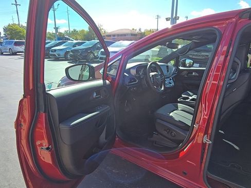 New 2026 Chrysler Pacifica Select image 14