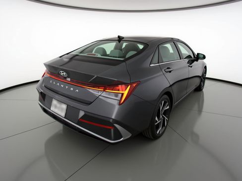 Used 2025 Hyundai Elantra SEL image 9