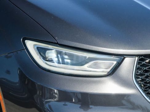 Used 2023 Chrysler Pacifica Touring-L FWD image 4