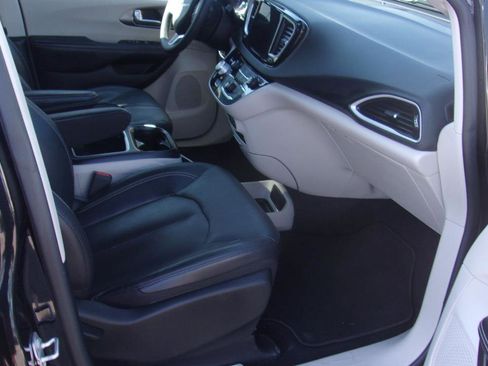 Used 2022 Chrysler Pacifica Touring-L image 5