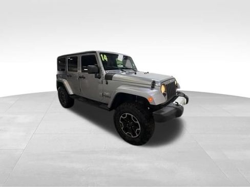 Used 2014 Jeep Wrangler Unlimited Sahara w/ Connectivity Group AWD/4WD image 5