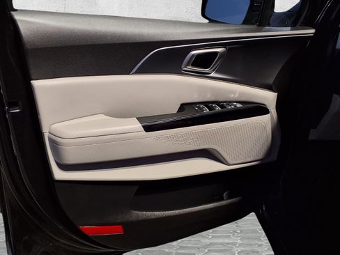 Used 2023 Kia Carnival LX image 7