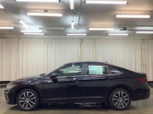 Used 2025 Volkswagen Jetta SE image 10